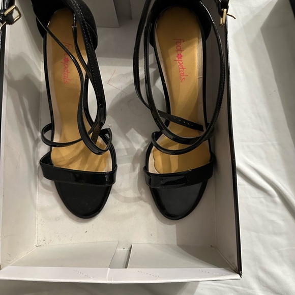 New in a box size 8.5 - Picture 3 of 4